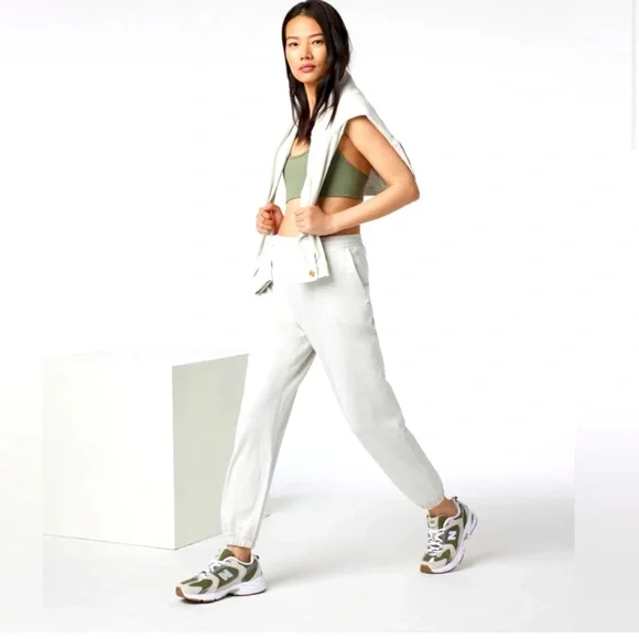 Vuori performance boyfriend jogger in Salt Heather - Picture 2 of 7